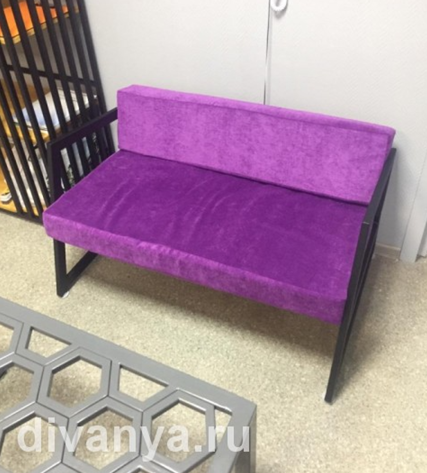 Диван на металлическом каркасе.